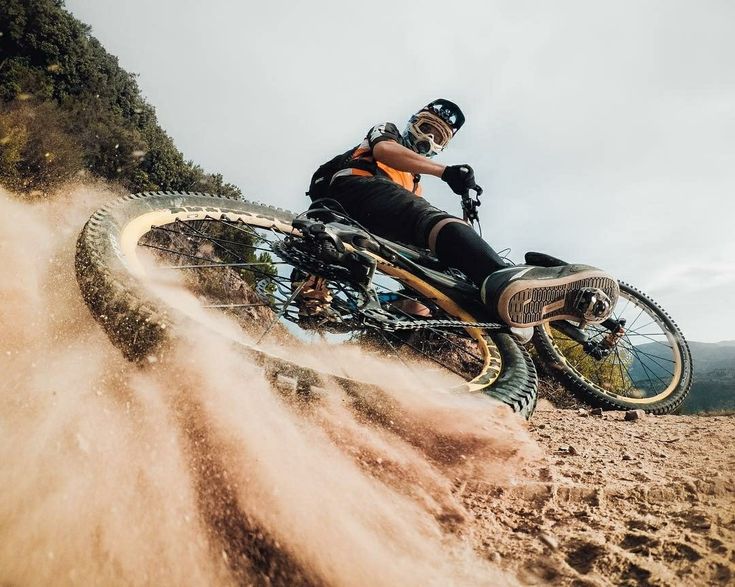 DUST & DRIFT · 흙먼지를 가르는 라이딩